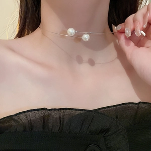 Collier ras de cou argenté minimaliste avec perles blanches sur le cou d'un mannequin