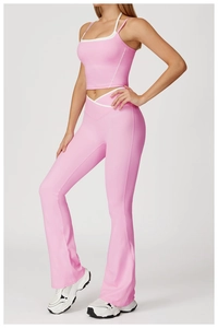 Détail de l'ensemble de yoga rose montrant la taille croisée en V et les liserés blancs