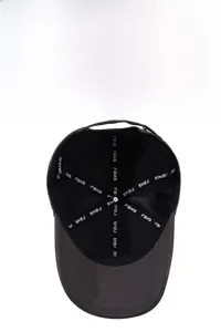 Détail de l'intérieur de la casquette gris foncé avec filet et bande anti-sueur