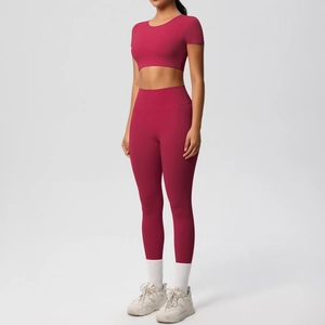 Détail d'un ensemble de yoga avec haut court et legging de couleur magenta foncé