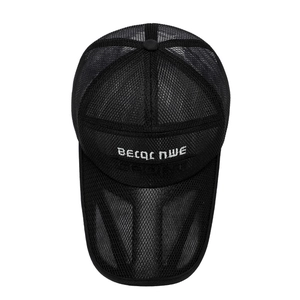 Schwarze Herren Mesh-Basecap für den Sommer mit atmungsaktiver Krone und Stickerei