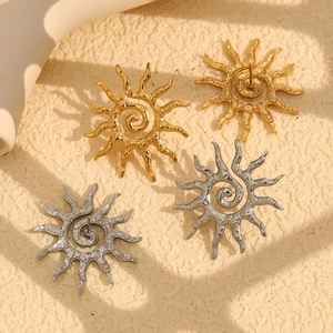 Boucles d'oreilles soleil chic en acier inoxydable plaqué or 18K avec texture martelée