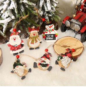 Dettagli di ornamenti natalizi in legno con gnomi, renne e Babbo Natale con corda in iuta