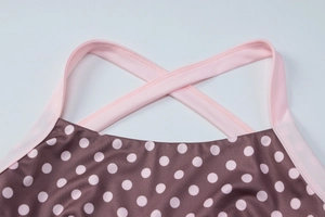 Détail du dos d'un top rose à pois avec bretelles croisées et coutures de haute qualité