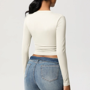 Vue arrière du haut court blanc cassé montrant la coupe ajustée et le tissu extensible