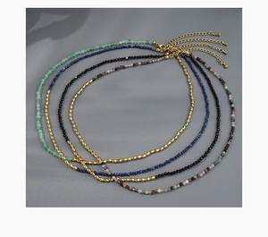 Détail de colliers en pierres naturelles bohèmes avec fermoirs homard et extensions dorés