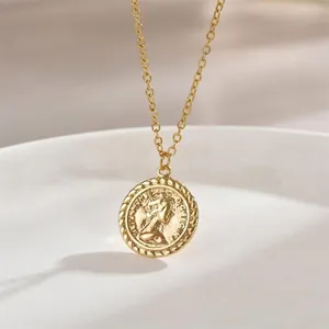 Collana in acciaio inossidabile dorato con ciondolo a moneta Regina su vassoio bianco