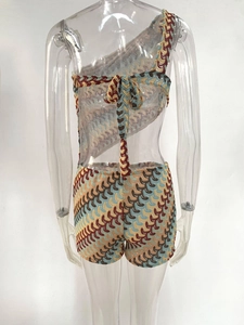 Détail d'un ensemble de plage au crochet avec motif ondulé coloré et dos lacé