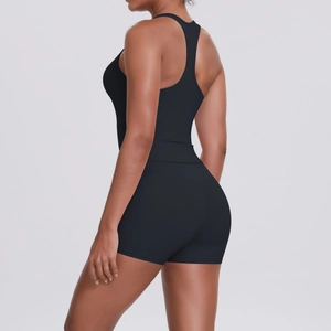 Détail de l'ensemble de sport dos nageur noir montrant la coupe slim élastique pour yoga