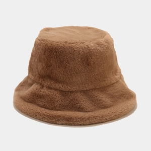 Détail d'un bob en fausse fourrure marron montrant la texture douce et pelucheuse du chapeau