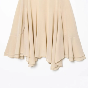 Jupe trapèze beige en georgette avec drapé fluide et détails de texture plissée fins