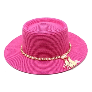 Chapeau de paille fuchsia pour femmes avec chaîne dorée perlée et glands blancs chics
