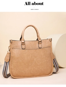 Détail du sac cabas en cuir PU camel avec bandoulière rayée et boucles dorées