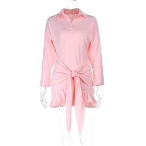 Detail eines rosa Langarm-Hemdkleids mit Taillenknoten und geruschtem Saumdesign