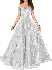 Détails de paillettes argentées sur cette élégante robe de soirée longue à épaules dénudées