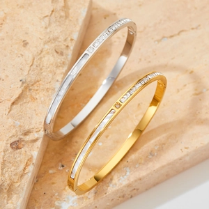 Bracelets minimalistes en or et argent avec nacre et pavé de cristaux sur grès chaud
