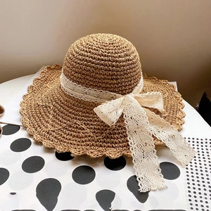 Cappello di paglia a tesa larga con fiocco in pizzo per protezione solare mare