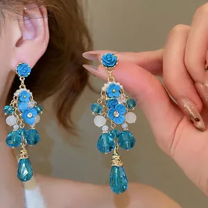 Boucles d'oreilles vintage françaises avec fleurs bleues, perles et gouttes cristal