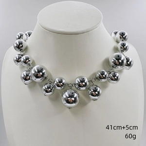 Détail d'un collier plastron à boules argentées audacieuses sur un mannequin de cou