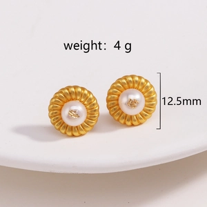 Détail des boucles d'oreilles fleuries plaquées or 18k avec perle et taille 12,5 mm