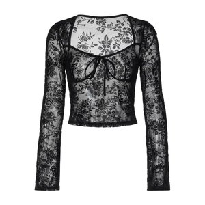 Détail d'un haut court noir en dentelle transparente à fleurs avec design à lacets