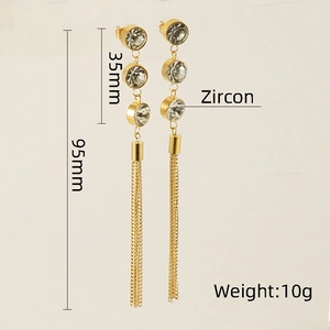 Vue détaillée des boucles d'oreilles pompons dorés de 95mm avec zircons et mesures