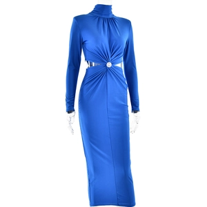 Détail d'une robe maxi bleue à col montant avec découpe à la taille et boucle en strass