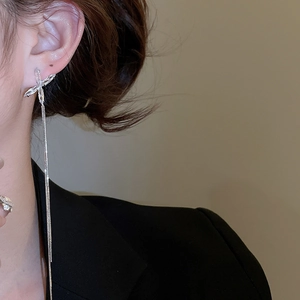Détail de boucles d'oreilles pampilles en argent avec fleurs en zircon sur un mannequin