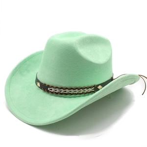 Detail eines minzgrünen Wildleder-Cowboyhuts mit braunem Band und Metallic-Nieten