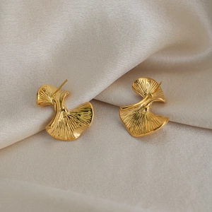 Boucles d'oreilles vintage en forme d'éventail plaquées or 18K sur fond de soie