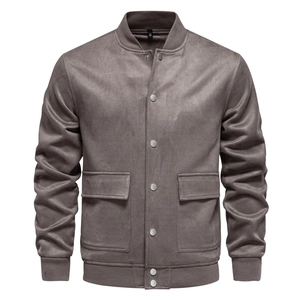 Vue de face d'un blouson baseball en daim marron pour homme avec col montant côtelé