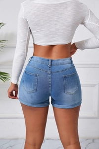 Rückansicht von High-Waist-Jeansshorts mit Rissen und Push-up-Effekt für Damen