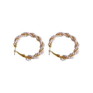 Boucles d'oreilles créoles torsadées dorées avec perles blanches, style vintage français