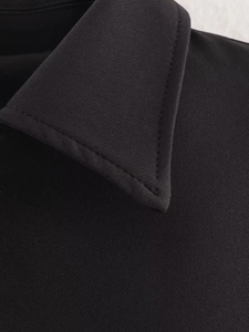 Detailansicht des schwarzen Jackenkragens mit feiner Twill-Struktur und präzisen Nähten