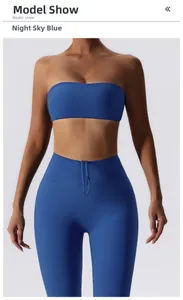 Model trägt Yoga-Set in Nachthimmelblau mit Sport-BH und hoch taillierter Leggings