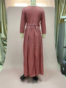 Détail d'une robe longue rose scintillante avec fermeture éclair au dos et plis à la taille
