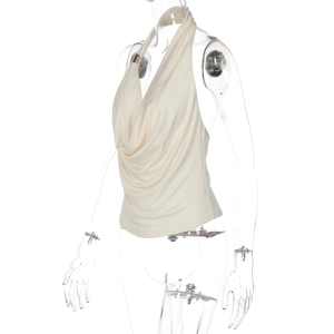 Détail du haut dos nu beige avec boucle en métal doré et design élégant à dos ouvert sur le côté