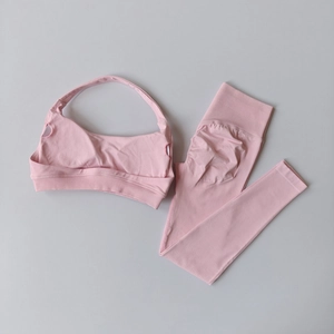 Set rosa senza cuciture con reggiseno sportivo allacciato al collo e leggings yoga a vita alta