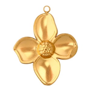 Detailansicht eines vierblättrigen Goldblütenanhängers mit granulierter Mitte für DIY-Schmuck