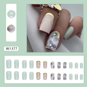 Vierkante mintgroene kunstnagels met bloemenpatronen en gouden accenten, set van 24 stuks