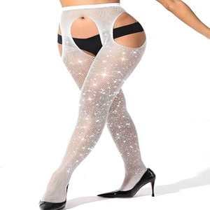 Detail van witte visnetpanty met glanzende zilveren strassteentjes en kristallen accenten