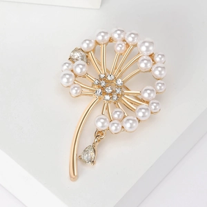 Vue détaillée de la broche pissenlit dorée avec perles blanches et strass brillants