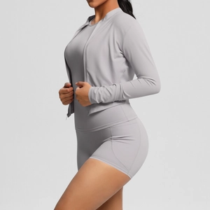 Détail de l'ensemble de fitness gris clair trois pièces avec veste zippée et poches
