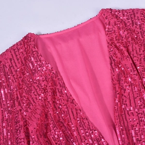 Détail du décolleté en V profond du body à paillettes rose fuchsia avec doublure rose