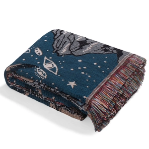 Coperta in stile bohémien con motivi mistici di stelle e occhi e frange colorate