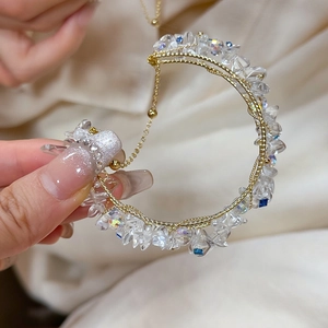 Dettaglio del bracciale vintage francese in filo d'oro con cristalli e accenti blu
