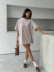 Gros plan du motif cœur sur ce t-shirt oversize pour femme au design minimaliste chic