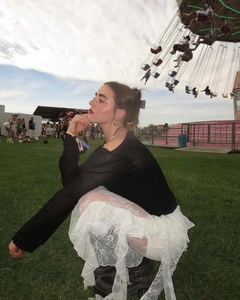 Dettaglio gonna in pizzo bianco a balze e strati di chiffon per un look da festival