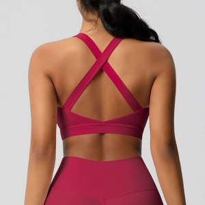 Detail van de roze sportbeha met gekruiste bandjes en naadloze sportieve materiaal