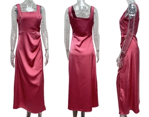 Detailansicht des rosa Satin-Maxikleids mit quadratischem Ausschnitt und Faltenstruktur